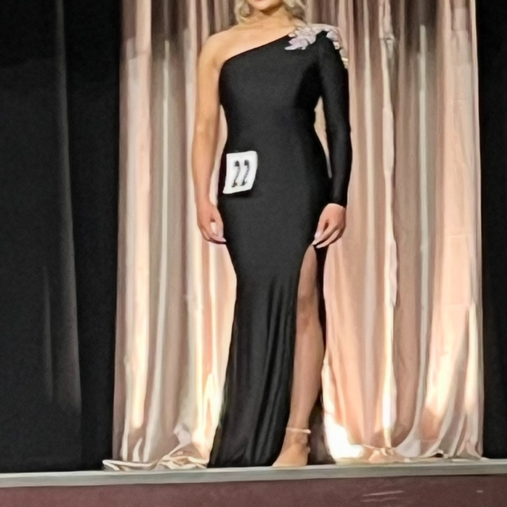 Elegant Black One-Shoulder Gown